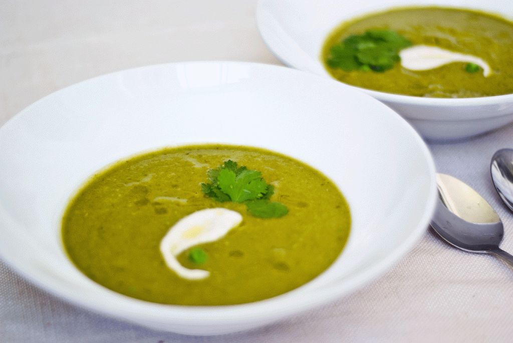 מרק אפונה טבעוני עם מנגולד וכוסברה בליווי שמנת קשיו