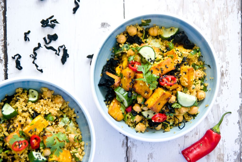 סלט קינואה וטופו