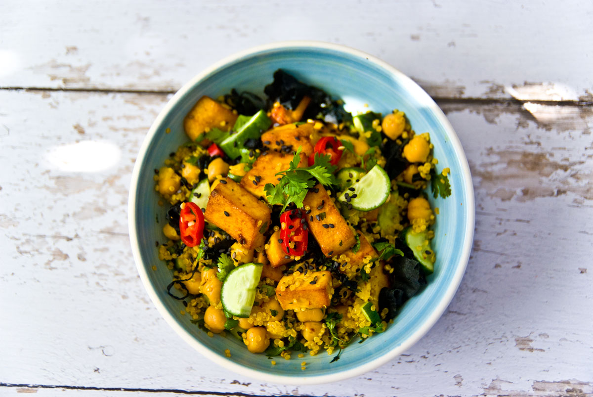 סלט קינואה וטופו