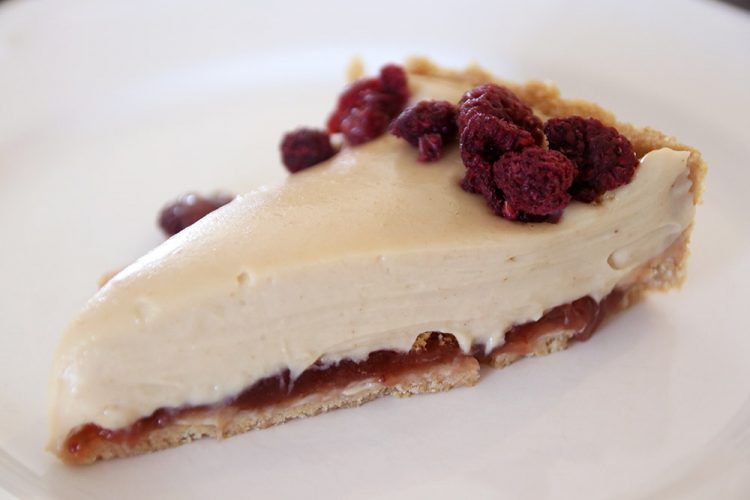 טארט קרם חמאת בוטנים וריבה טבעוני עשיר בחלבון