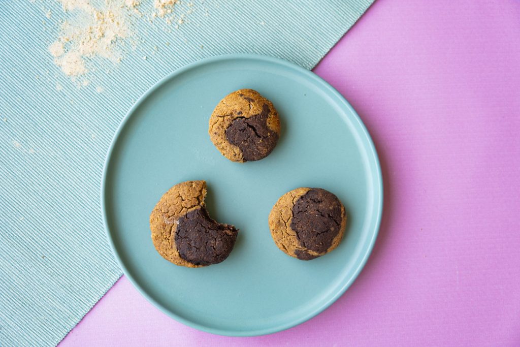 עוגיות חלבון טבעוניות ב 2 צבעים